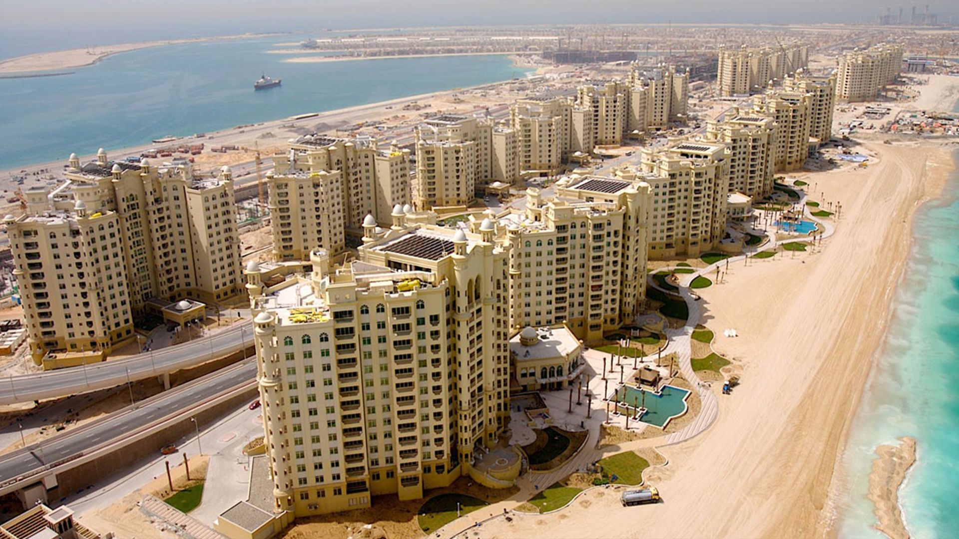 Дубайские дома. Дубай Palm Jumeirah. Джумейра Бич Резиденс. Shoreline Пальма Джумейра. Marina Residence Palm Jumeirah Dubai.